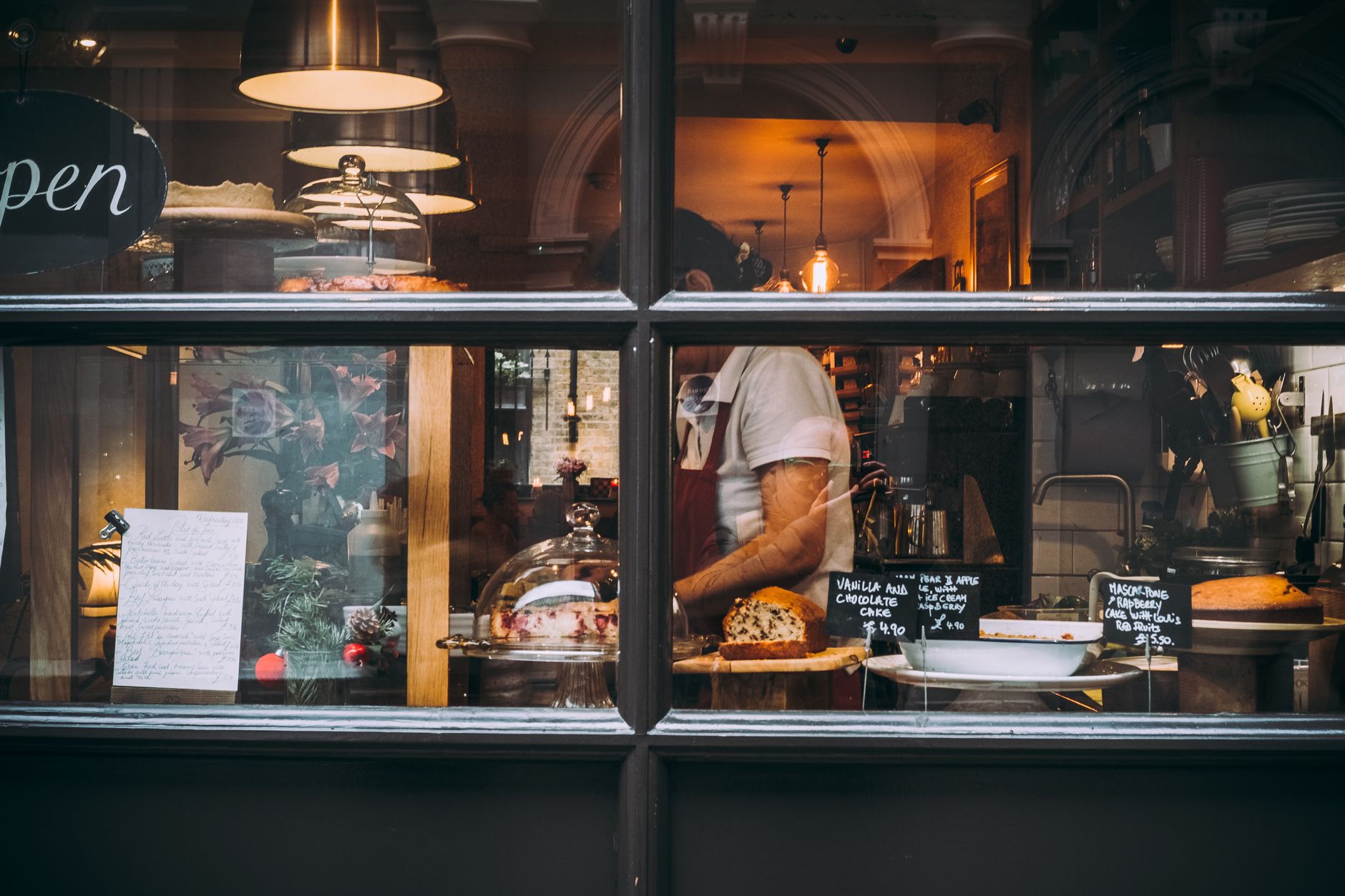 Bäckerei bei der Arbeit — Blick durch die Scheibe