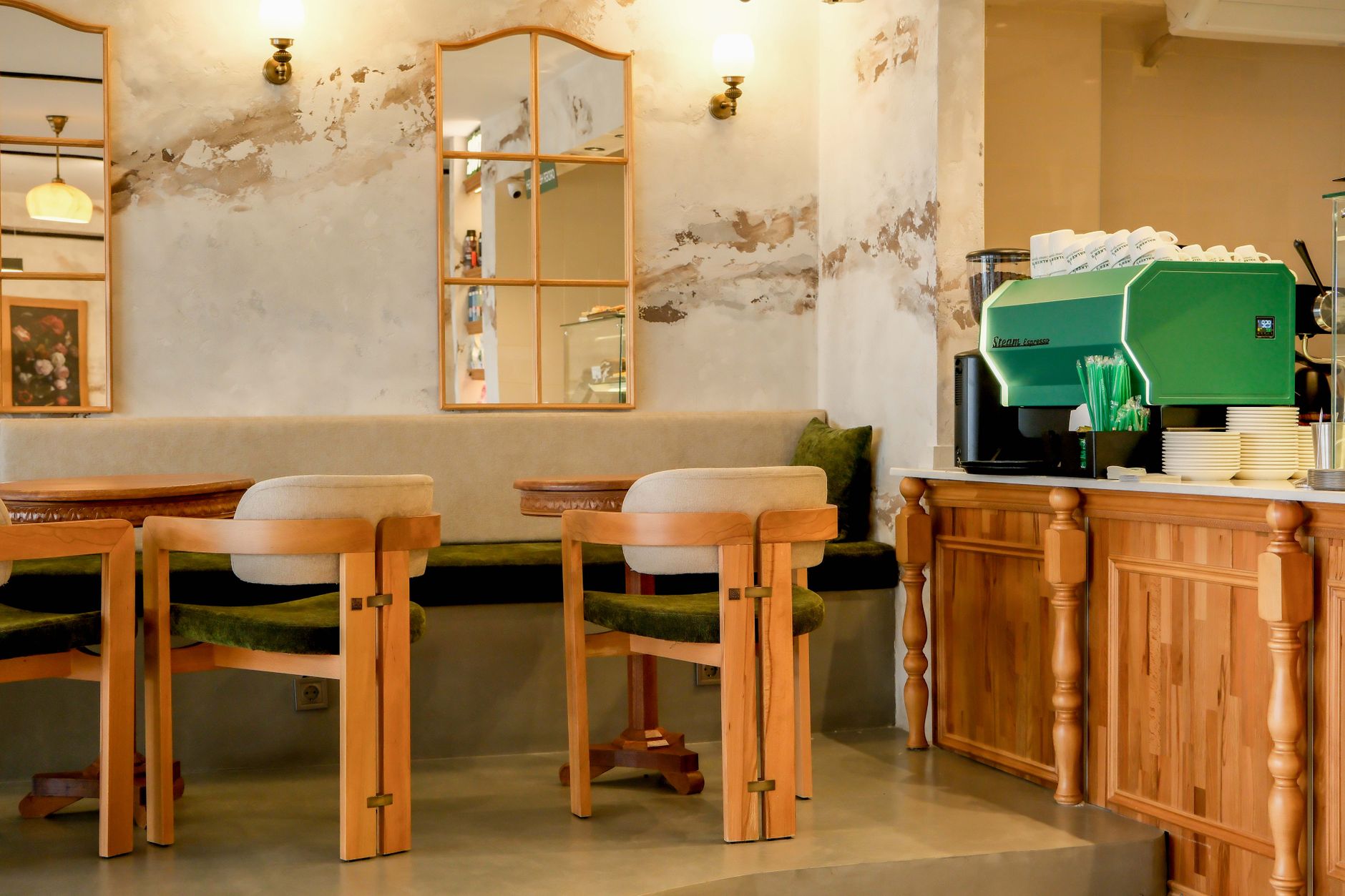 Gemütliches Café-Interieur mit warmem Licht und Holz