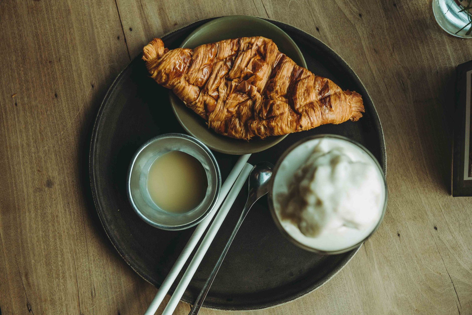 Frühstücksteller mit Croissant und Kaffee
