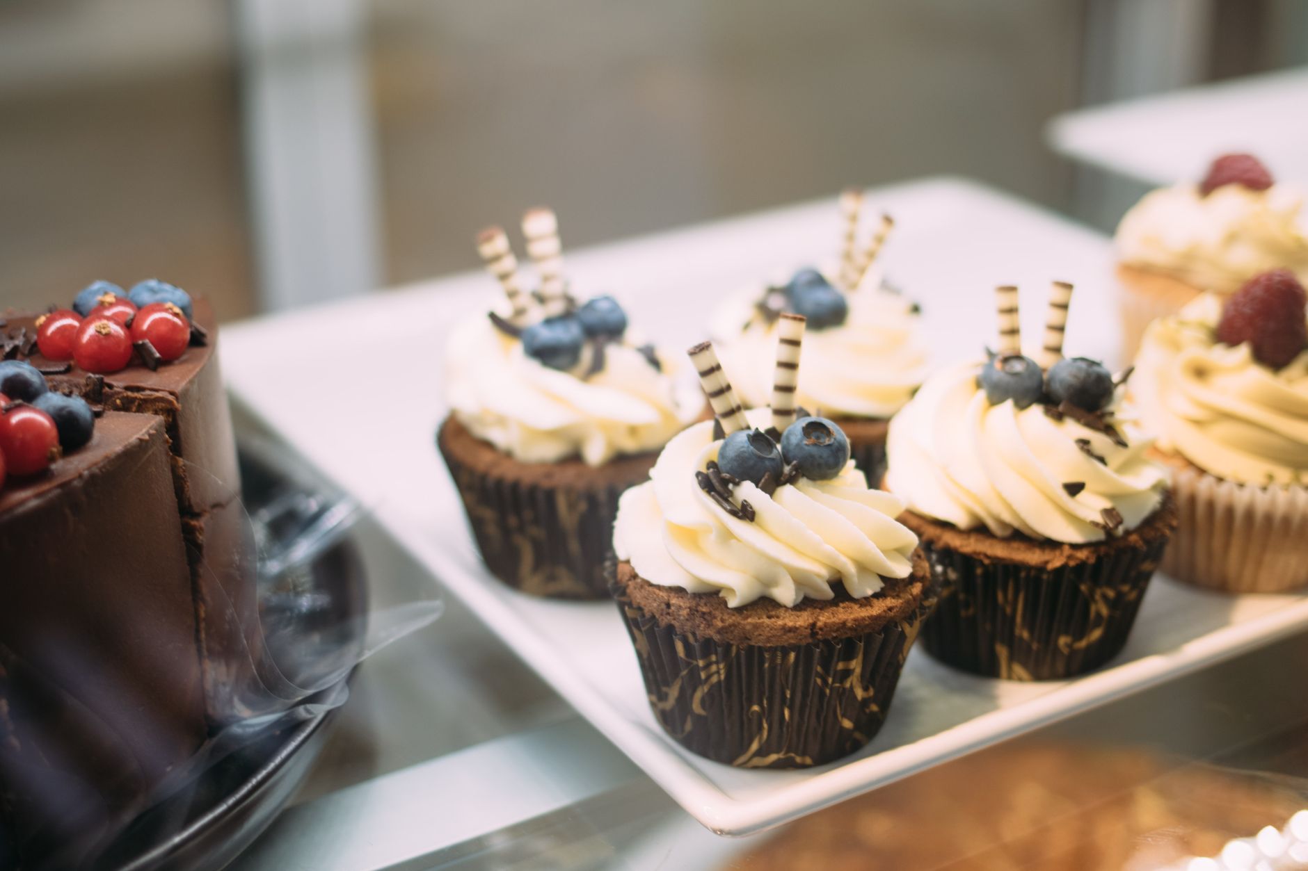 Cupcakes mit Blaubeeren und Schokolade